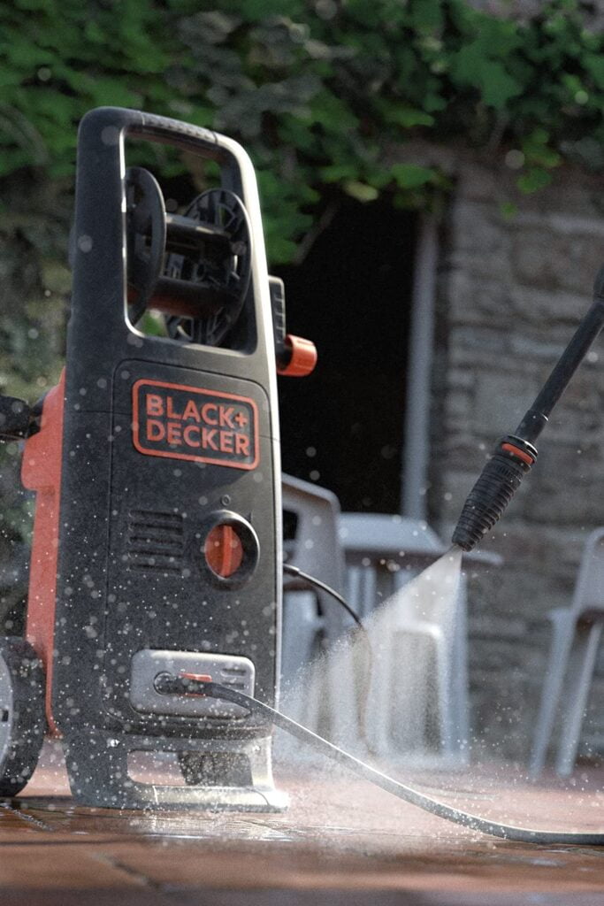 Las Mejores Hidrolavadoras Black and Decker 2023 10 Limpiando con hidrolavadora black + decker