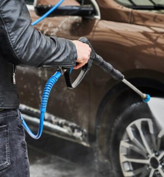 Lavado de auto con hidrolimpiadoras