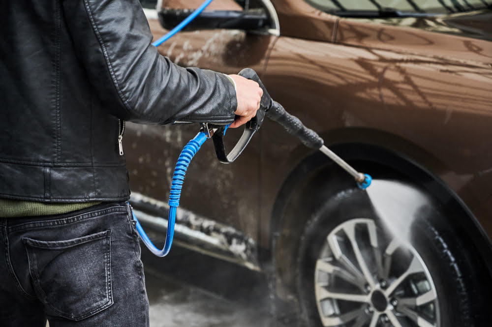 Diferencias entre hidrolimpiadoras e hidrolavadoras 5 Lavado de auto con hidrolimpiadoras